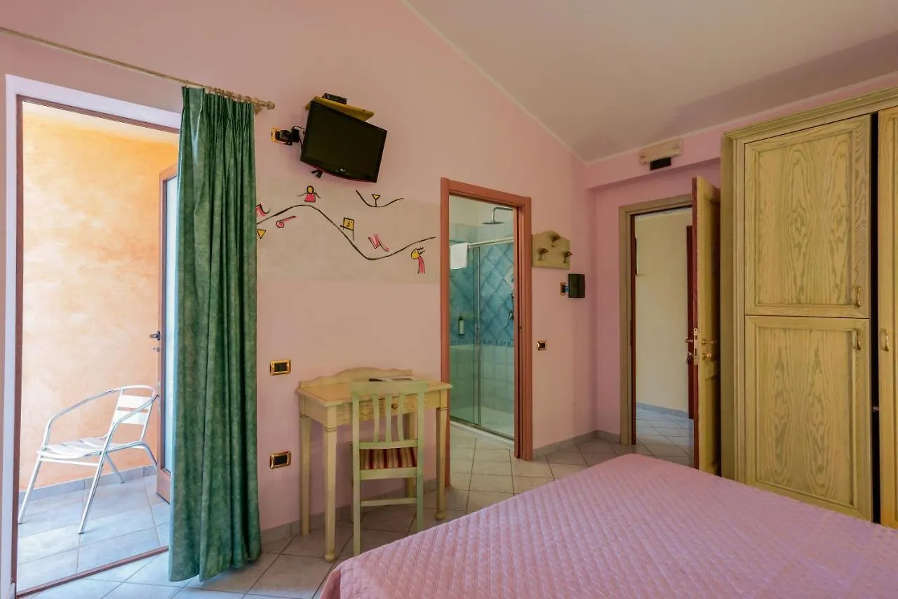 ***  Hotel Solanas Solanas  Itália